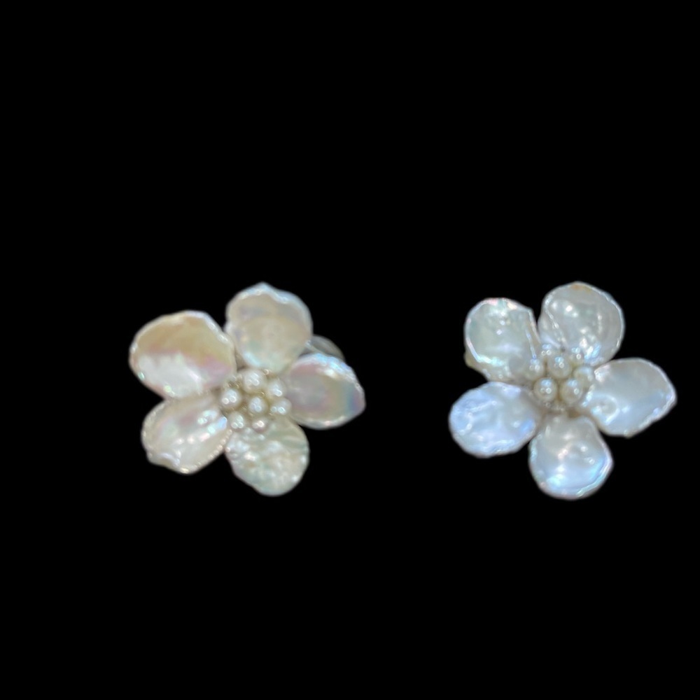 Mei's New York Keshi Pearl Flower Earrings - Picture 6 of 7
